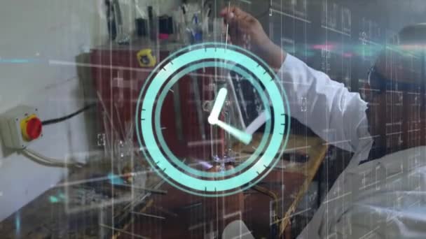 実験室で働く生物学的男性科学者の上に動く時計のアニメーション 世界の科学技術の概念はデジタルで生成され — ストック動画