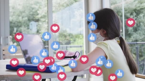 Анімація Цифрових Іконок Зразок Любові Над Білою Дівчиною Масці Обличчя — стокове відео