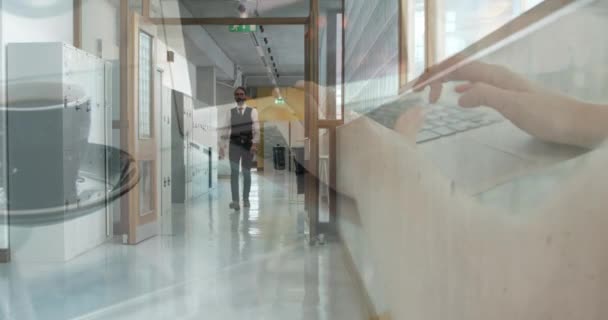 Ofis Koridorunda Yürüyen Adamının Üzerinde Dizüstü Bilgisayarla Kahve Içen Birinin — Stok video