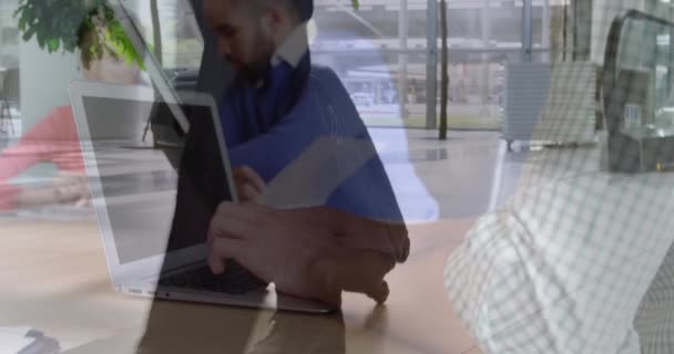 Animatie Van Een Lachende Man Met Een Laptop Kantoor Een — Stockvideo