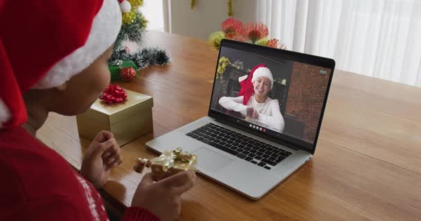 Mulher Afro Americana Com Chapéu Papai Noel Usando Laptop Para — Vídeo de Stock