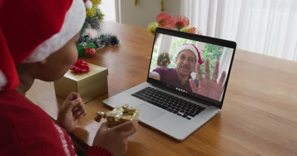 戴大礼帽的非洲裔美国女人用笔记本电脑和男人在屏幕上进行圣诞视频通话 圣诞节 节日和通信技术 — 图库视频影像
