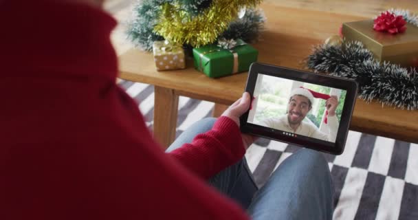 Kaukasischer Mann Winkt Und Nutzt Tablet Für Weihnachts Videoanruf Mit — Stockvideo