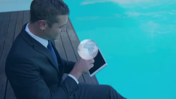 动画蓝白相间的地球仪 比商人用的是一片片一池 全球商业通信技术和数字视频接口概念 — 图库视频影像