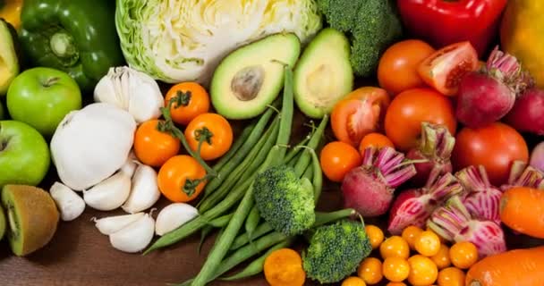 Vídeo Alimentos Veganos Orgânicos Frescos Com Frutas Legumes Dia Vegan — Vídeo de Stock