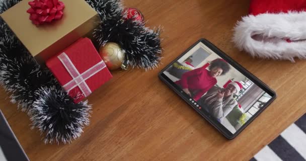 Sonriente Madre Afroamericana Hija Con Sombreros Santa Videollamada Navidad Tableta — Vídeo de stock