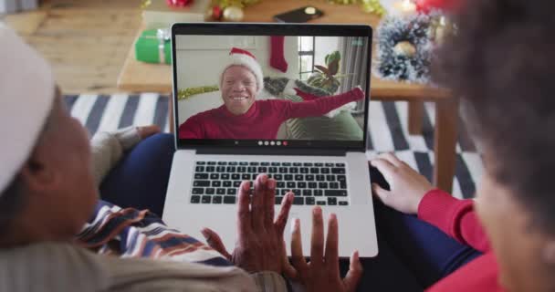 Madre Hija Afroamericanas Usando Portátil Para Videollamada Navidad Con Hombre — Vídeo de stock