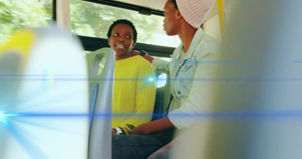 Animering Blå Ljusstrålar Över Två Afrikanska Amerikanska Kvinna Bussen Talar — Stockvideo