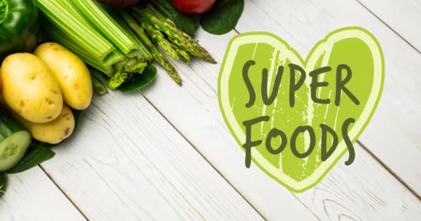 Animação Super Alimentos Texto Verde Sobre Legumes Orgânicos Frescos Tábuas — Vídeo de Stock