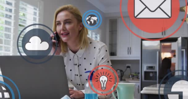 Animering Digitala Ikoner Över Kaukasiska Blonda Kvinna Talar Smartphone Med — Stockvideo