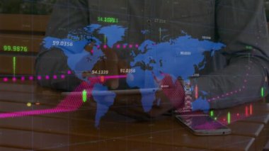 Tablet kullanan iş adamlarının istatistik işleme ve dünya haritasının animasyonu. küresel iş, dijital arayüz ve veri işleme kavramı dijital olarak oluşturulmuş video.