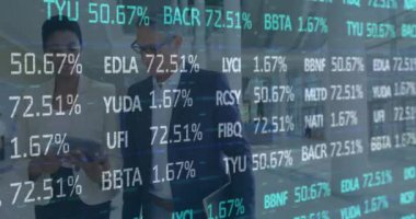 İş adamları üzerinde finansal veri işleme animasyonu. küresel iş, veri işleme ve dijital arayüz kavramı dijital olarak oluşturulmuş video.