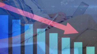 Akıllı telefon kullanan bir kadının kırmızı okun ve istatistiklerin animasyonu. küresel iş, veri işleme ve dijital arayüz kavramı dijital olarak oluşturulmuş video.