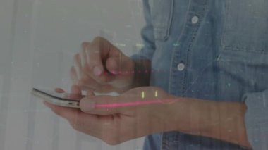 Akıllı telefon kullanarak iş adamının istatistiksel işlemlerinin animasyonu. küresel iş, dijital arayüz ve veri işleme kavramı dijital olarak oluşturulmuş video.