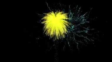 Renkli Noel ve gece gökyüzünde patlayan yeni yıl havai fişeklerinin animasyonu. Noel, yeni yıl, kutlama, parti ve geleneksel konsept dijital olarak oluşturulmuş video.