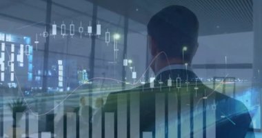 İş adamı ve şehir manzarasının istatistiksel işlemlerinin animasyonu. küresel iş, veri işleme ve dijital arayüz kavramı dijital olarak oluşturulmuş video.