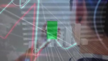 Yeşil ekranlı akıllı telefon kullanan bir adamın istatistik işleme animasyonu. küresel iş, veri işleme ve dijital arayüz kavramı dijital olarak oluşturulmuş video.