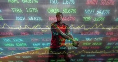 Spor stadyumunda, erkek voleybol oyuncusu üzerinden veri işleme animasyonu. spor, rekabet, küresel iletişim ve dijital arayüz kavramı, dijital olarak oluşturulmuş video.