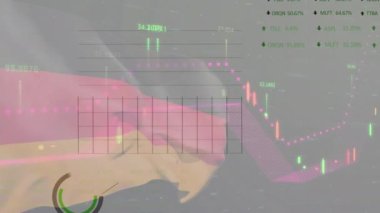 Gri arkaplanda Almanya bayrağı üzerinde grafik ve veri işleme animasyonları. Alman ekonomisi ve iş konsepti dijital olarak üretilen video.