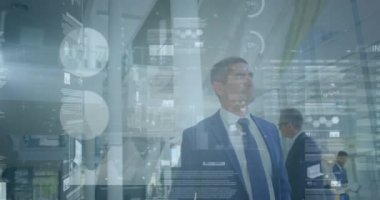 İş adamı istatistiklerinin animasyonu. küresel iş, veri işleme ve dijital arayüz kavramı dijital olarak oluşturulmuş video.