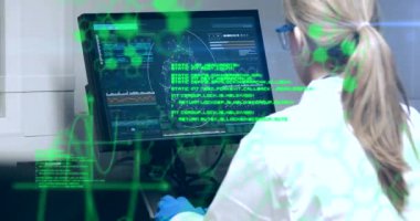 Bilimsel veri işleme animasyonu bilgisayar kullanarak kadın bilim adamının üzerinde. küresel bilim, araştırma, veri işleme ve dijital arayüz kavramı dijital olarak oluşturulmuş video.