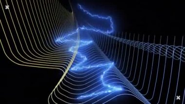 Paralel eğriler üzerinde parlayan elektrik akımıyla, siyah üzerinde arayüz işleme verilerinin animasyonu. enerji, iletişim ve veri aktarım konsepti dijital olarak oluşturulmuş video.