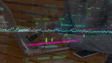 İş adamının dizüstü bilgisayarla işlediği istatistiklerin animasyonu. küresel iş, dijital arayüz ve veri işleme kavramı dijital olarak oluşturulmuş video.