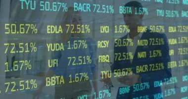 İş adamları üzerinde finansal veri işleme animasyonu. küresel iş, veri işleme ve dijital arayüz kavramı dijital olarak oluşturulmuş video.