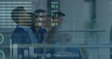 İş adamlarının alkışlaması üzerine istatistiksel işlemlerin animasyonu. küresel iş, veri işleme ve dijital arayüz kavramı dijital olarak oluşturulmuş video.