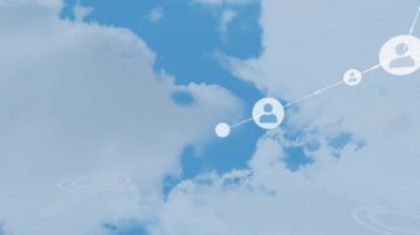 Bulutların üzerindeki dijital simgelerle bağlantı ağının animasyonu. küresel bağlantılar ve ağ konsepti dijital olarak oluşturulmuş video.