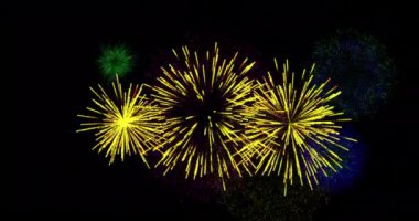 Renkli Noel ve gece gökyüzünde patlayan yeni yıl havai fişeklerinin animasyonu. Noel, yeni yıl, kutlama, parti ve geleneksel konsept dijital olarak oluşturulmuş video.