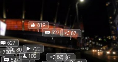 Geceleri yol trafiği ve şehrin sosyal medya simgeleri ve numaralarının animasyonu. küresel sosyal medya, bağlantılar ve dijital arayüz konsepti dijital olarak oluşturulmuş video.