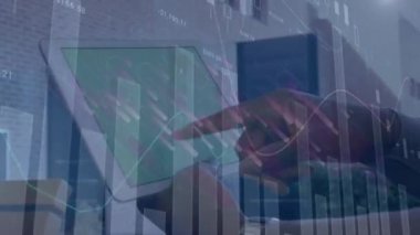 Yeşil ekranlı tablet kullanan iş adamlarının istatistiklerinin canlandırılması. küresel iş, dijital arayüz ve veri işleme kavramı dijital olarak oluşturulmuş video.