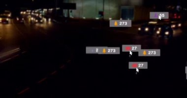 Odak şehir ve trafik ışıkları dışında sosyal medya simgeleri ve numaralarının animasyonu. küresel sosyal medya, bağlantılar ve dijital arayüz konsepti dijital olarak oluşturulmuş video.