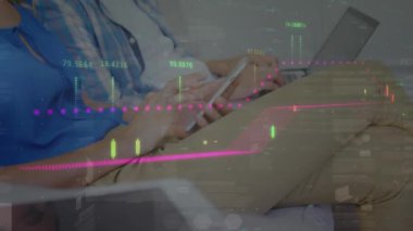 Akıllı telefon kullanan bir kadının istatistiksel işlemleri. küresel iş, veri işleme ve dijital arayüz kavramı dijital olarak oluşturulmuş video.