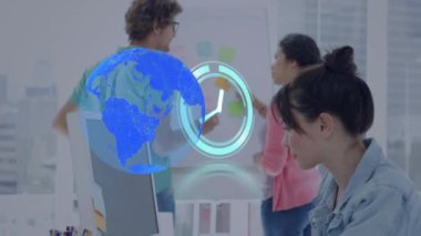 Ofisteki gülümseyen kadın üzerindeki tarayıcı verilerinin küresel ağ ve saatin animasyonu. küresel iletişim teknolojisi ve veri paylaşım konsepti dijital olarak oluşturulmuş video.