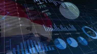 Siyah zemin üzerinde Hollanda bayrağı üzerinde grafik ve veri işleme animasyonları. Flaman ekonomisi ve iş konsepti dijital olarak oluşturulmuş video.
