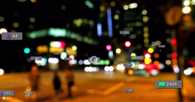 Odak şehir ve araba ışıkları dışında sosyal medya simgeleri ve numaraların animasyonu. küresel sosyal medya, bağlantılar ve dijital arayüz konsepti dijital olarak oluşturulmuş video.