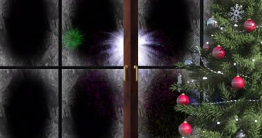 Kar, Noel ağacı ve gece gökyüzünde havai fişeklerin olduğu bir pencere animasyonu. Noel, yeni yıl, kutlama, parti ve geleneksel konsept dijital olarak oluşturulmuş video.