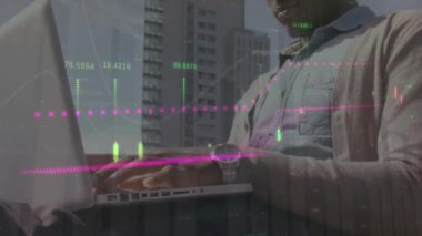 İş adamının dizüstü bilgisayarla işlediği istatistiklerin animasyonu. küresel iş, dijital arayüz ve veri işleme kavramı dijital olarak oluşturulmuş video.