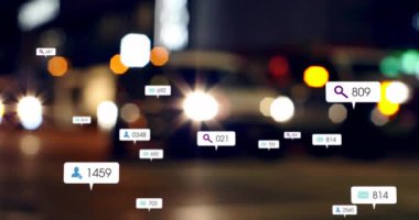 Odak şehir ve trafik ışıkları dışında sosyal medya simgeleri ve numaralarının animasyonu. küresel sosyal medya, bağlantılar ve dijital arayüz konsepti dijital olarak oluşturulmuş video.