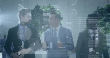 İş adamlarının istatistiksel işlemlerinin animasyonu. küresel iş, veri işleme ve dijital arayüz kavramı dijital olarak oluşturulmuş video.