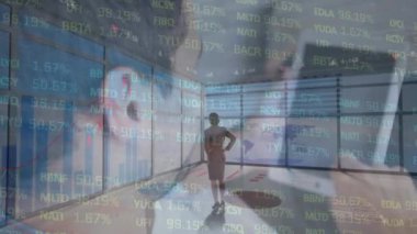 Dizüstü bilgisayarla iş kadını ve iş adamının finansal veri işleme animasyonu. küresel iş, dijital arayüz ve veri işleme kavramı dijital olarak oluşturulmuş video.