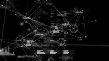 Ekranlarda ve bağlantı ağında veri işleme animasyonu. küresel bağlantılar ve ağlar konsepti dijital olarak oluşturulmuş video.