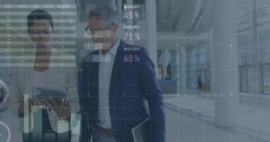 İş adamı istatistiklerinin animasyonu. küresel iş, veri işleme ve dijital arayüz kavramı dijital olarak oluşturulmuş video.