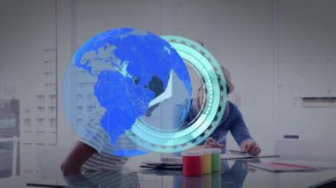 Ofisteki çeşitli meslektaşlar üzerinde saat işleme verileri bulunan küresel ağ ve tarayıcının animasyonu. küresel iletişim ağı ve dijital arayüz teknolojisi konsepti dijital olarak oluşturulmuş video.