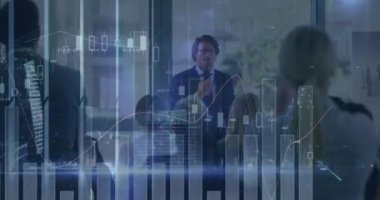 İş adamlarının konferanstaki istatistiksel işlemlerinin animasyonu. küresel iş, veri işleme ve dijital arayüz kavramı dijital olarak oluşturulmuş video.