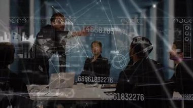 İş adamlarının animasyonu, veri işleme ve bağlantı ağı. küresel ağlar, bağlantılar ve dijital arayüz konsepti dijital olarak oluşturulmuş video.