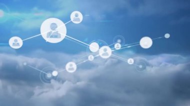 Mavi arkaplandaki bulutların üzerinde insanlarla olan bağlantı ağının canlandırılması. küresel bağlantılar ve ağ konsepti dijital olarak oluşturulmuş video.