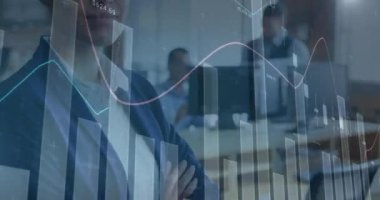 İş adamlarının konferanstaki istatistiksel işlemlerinin animasyonu. küresel iş, veri işleme ve dijital arayüz kavramı dijital olarak oluşturulmuş video.